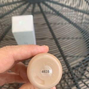 Glossier Perfecting Skin Tint G5